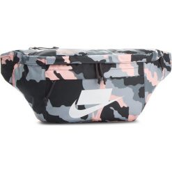 Saszetka nerka NIKE - Sportswear Tech BA5795 060 Kolorowy Szary. Szare saszetki męskie marki Nike, w kolorowe wzory, z materiału. Za 139.00 zł.