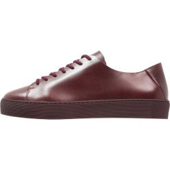 Royal RepubliQ DORIC UNBOUND DERBY SHOE Sneakersy niskie wine. Buty sportowe na co dzień męskie marki Royal RepubliQ. Za 669.00 zł.