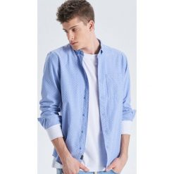 Koszula z nadrukiem all over - Niebieski. Koszule męskie marki Cropp. Za 59.99 zł.