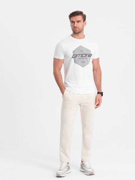 Męskie spodnie dresowe z nogawką bez ściągacza - kremowe V11. Białe spodnie dresowe męskie Ombre Clothing, bez wzorów, z bawełny. W wyprzedaży za 99.99 zł.