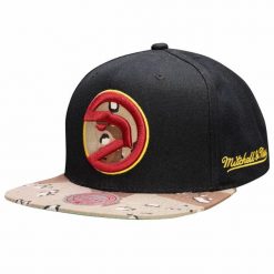 Czapka z daszkiem Mitchell & Ness NBA HWC Atlanta Hawks Choco Camo -AHAYYPPPBLCK. Czarne czapki męskie Mitchell & Ness, bez wzorów, sportowe. Za 89.00 zł.