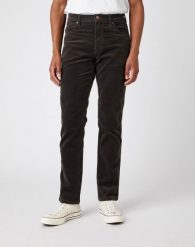 MĘSKIE SPODNIE MATERIAŁOWE WRANGLER TEXAS SLIM MOSS GREEN W12SEC221 112141148. Zielone spodnie na co dzień męskie Wrangler, bez wzorów, z materiału. Za 199.99 zł.