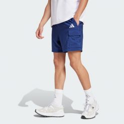 Szorty Essentials Small Logo Cargo Chelsea. Białe szorty sportowe męskie ADIDAS, bez wzorów, z materiału, sportowe. Za 179.00 zł.