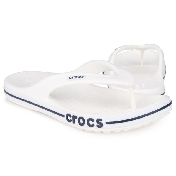 Japonki męskie sportowe Crocs BAYABAND FLIP. Białe klapki i japonki męskie Crocs, bez wzorów. W wyprzedaży za 129.00 zł.