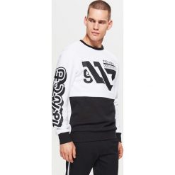 Bluza z nadrukiem WHATEVER - Biały. Bluzy nierozpinane męskie marki Cropp. W wyprzedaży za 49.99 zł.