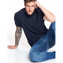 T-SHIRT MĘSKI BOMBER ZE STRUKTURALNEJ DZIANINY. Niebieskie t-shirty męskie TOP SECRET, l, bez wzorów, z dzianiny, bez kołnierzyka, bez ramiączek. W wyprzedaży za 29.99 zł.