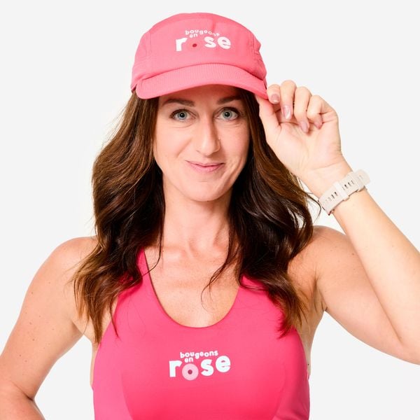 Czapka z daszkiem do biegania Kiprun 5 paneli "Bougeons en rose". Czerwone czapki męskie KIPRUN, bez wzorów, z materiału, sportowe. Za 49.99 zł.