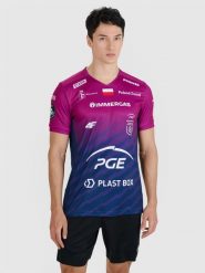 4F Koszulka meczowa replika wyjazdowa Liga Mistrzów CEV z sezonu 2024/25 męska 4F x Projekt Warszawa - multikolor XS. T-shirty męskie 4f, m, bez wzorów, z dzianiny, bez kołnierzyka, bez ramiączek. Za 189.99 zł.