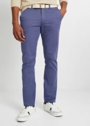 Spodnie chinosy regular fit z wygodną talią i paskiem, straight. Czarne eleganckie spodnie męskie bonprix, bez wzorów. Za 129.99 zł.