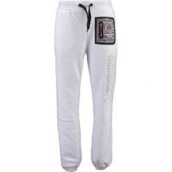 Spodnie dresowe "Mitor" w kolorze białym. Białe spodnie dresowe męskie marki Geographical Norway, z aplikacjami, z dresówki. W wyprzedaży za 117.95 zł.