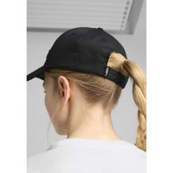 Młodzieżowa czapka z daszkiem ESS Metal PUMA Cat PUMA Black. Czarna czapki męskie Puma, bez wzorów, klasyczne. Za 61.99 zł.
