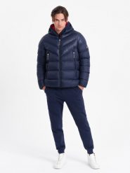 Nowoczesna pikowana męska kurtka z łączonych materiałów – granatowa V2 OM-JAHP-0145 - XXL. Niebieskie kurtki męskie Ombre Clothing, l, bez wzorów, z materiału, bez ramiączek, bez kaptura. W wyprzedaży za 169.99 zł.
