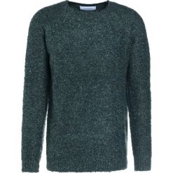 Holzweiler MOSS Sweter green. Zielone swetry męskie Holzweiler, z materiału. W wyprzedaży za 428.45 zł.