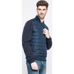 Wrangler - Kurtka bomber. Szare kurtki męskie Wrangler, z elastanu, z krótkim rękawem. W wyprzedaży za 399.90 zł.