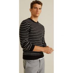 Mango Man - Sweter. Czarne swetry męskie Mango Man, bez wzorów, z dzianiny, bez kołnierzyka, bez ramiączek. W wyprzedaży za 89.90 zł.