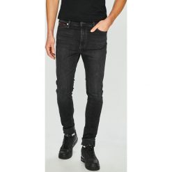 Tommy Jeans - Jeansy Simon. Jeansy męskie marki Tommy Jeans. W wyprzedaży za 379.90 zł.