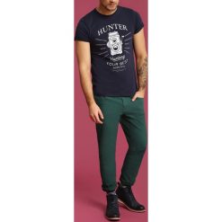 SPODNIE DŁUGIE MĘSKIE KLASYCZNE, KRÓJ 5-POCKET. Sztyblety męskie marki TOP SECRET. W wyprzedaży za 29.99 zł.