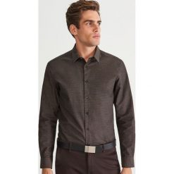 Koszula regular fit - Brązowy. Brązowe koszule męskie Reserved. Za 139.99 zł.