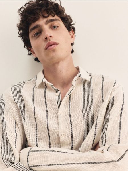 Strukturalna koszula relaxed fit - złamana biel. Koszule męskie Reserved, l, bez wzorów, z tkaniny, bez kołnierzyka, bez ramiączek. W wyprzedaży za 69.99 zł.