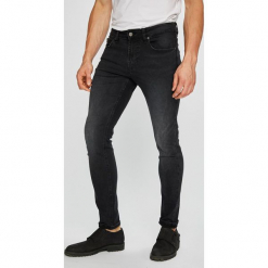 Guess Jeans - Jeansy Chris. Czarne jeansy męskie Guess Jeans, z aplikacjami, z bawełny. Za 399.90 zł.