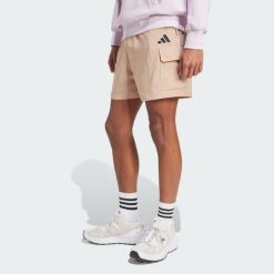 Szorty Essentials Small Logo Cargo Chelsea. Brązowe szorty sportowe męskie ADIDAS, bez wzorów, z materiału, sportowe. W wyprzedaży za 130.67 zł.