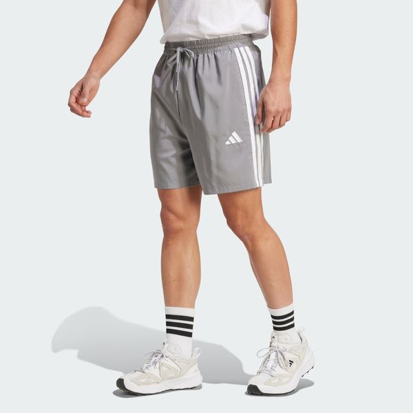 Szorty Essentials 3-Stripes Chelsea. Białe szorty sportowe męskie ADIDAS, bez wzorów, z materiału, sportowe. Za 119.00 zł.