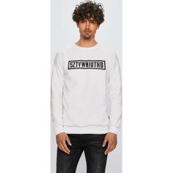 HBO Sztywniutko - Bluza. Białe bluzy nierozpinane męskie HBO Sztywniutko, l, bez wzorów, z bawełny, bez ramiączek, bez kaptura. W wyprzedaży za 139.90 zł.