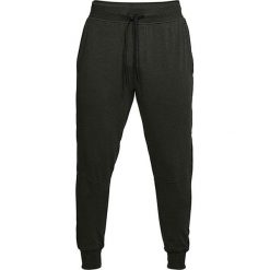 Spodnie w kolorze khaki. Długie spodnie sportowe męskie Under Armour. W wyprzedaży za 179.95 zł.