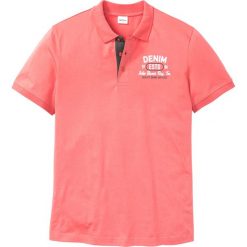 Shirt polo z nadrukiem Regular Fit bonprix koralowy. Koszulki polo męskie bonprix. Za 44.99 zł.