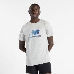 Koszulka męska New Balance MT51503AG – szara. Szare t-shirty sportowe męskie New Balance, m, bez wzorów, z dresówki, klasyczne, bez ramiączek. Za 79.99 zł.