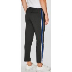 Jack & Jones - Spodnie Vega. Szare spodnie na co dzień męskie Jack & Jones, bez wzorów, z dzianiny, casualowe. W wyprzedaży za 89.90 zł.