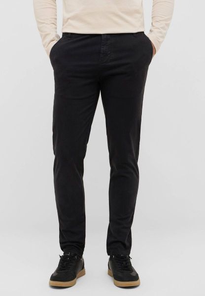 Męskie Spodnie jeansowe Mustang Style Daytona Chino Black Beauty 1016824 4185. Czarne eleganckie spodnie męskie Mustang, bez wzorów, z jeansu. Za 219.99 zł.