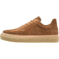 Samsøe & Samsøe FOGO Sneakersy niskie camel. Brązowe trampki męskie Samsøe & Samsøe, z materiału. W wyprzedaży za 486.85 zł.