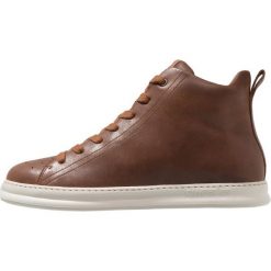 Camper RUNNER FOUR Sneakersy wysokie medium brown. Brązowe buty sportowe na co dzień męskie Camper, z materiału. Za 509.00 zł.