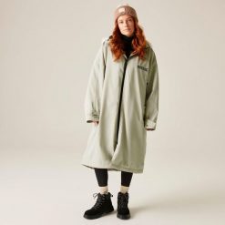 Unisex dla dorosłych wodoodporny szlafrok do zmiany. Brązowe szlafroki męskie Regatta, bez wzorów, bez kaptura. W wyprzedaży za 608.20 zł.