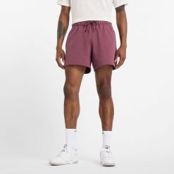 Spodenki męskie New Balance MS41511FDP – fioletowe. Fioletowe szorty sportowe męskie New Balance, bez wzorów, z bawełny, klasyczne. Za 199.99 zł.