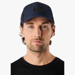 Czapka z daszkiem Unisex Swedemount Nordkap Trucker Cap II. Niebieskie czapki męskie SWEDEMOUNT, bez wzorów, sportowe. Za 79.99 zł.