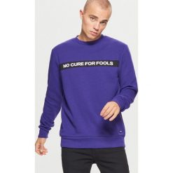 Bluza z napisem - Fioletowy. Bluzy nierozpinane męskie marki Cropp. W wyprzedaży za 39.99 zł.