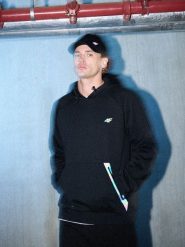 4F Bluza dresowa regular z kapturem męska - czarna S. Czarne bluzy z kapturem męskie 4f, m, bez wzorów, z dresówki, z kapturem. Za 249.99 zł.