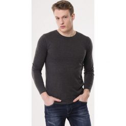 Ciemnoszara Koszulka In Focus. Koszulki męskie z długim rękawem marki Born2be. Za 39.99 zł.