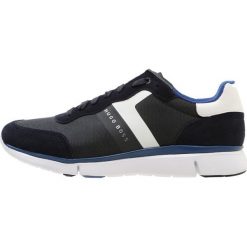 BOSS ATHLEISURE GYM RUNN Sneakersy niskie dark blue. Niebieskie buty sportowe na co dzień męskie BOSS ATHLEISURE, z materiału. W wyprzedaży za 575.20 zł.
