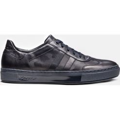 Granatowe trampki męskie. Buty sportowe na co dzień męskie marki Kazar. Za 449.00 zł.