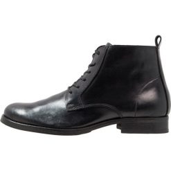 Samsøe & Samsøe WAN Botki sznurowane black. Czarne buty zimowe męskie Samsøe & Samsøe, z materiału, na sznurówki. W wyprzedaży za 425.40 zł.