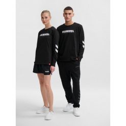 Bluza Hummel hmlLEGACY. Czarne bluzy nierozpinane męskie HUMMEL, l, bez wzorów, młodzieżowe, bez ramiączek, bez kaptura. Za 177.50 zł.