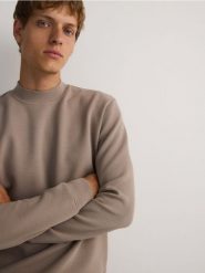 Bluza ze stójką - beżowy. Brązowe bluzy nierozpinane męskie Reserved, l, bez wzorów, z bawełny, bez ramiączek, bez kaptura. W wyprzedaży za 79.99 zł.