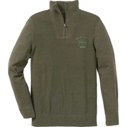 Sweter ze stójką Regular Fit bonprix ciemnooliwkowy. Swetry męskie marki bonprix. Za 37.99 zł.