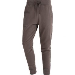 AllSaints RAVEN PANT Spodnie treningowe olive green. Długie spodnie sportowe męskie marki AllSaints. Za 369.00 zł.
