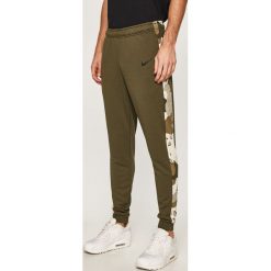 Nike - Spodnie. Zielone długie spodnie sportowe męskie Nike, bez wzorów, z dzianiny, climacool (adidas). Za 179.90 zł.
