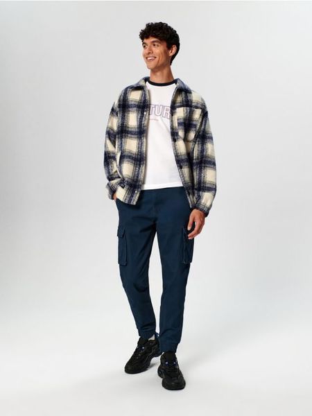 Kurtka koszulowa - granatowy. Niebieskie kurtki męskie Sinsay, l, bez wzorów, bez ramiączek, bez kaptura. Za 119.99 zł.