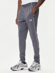 Under Armour Spodnie dresowe Challenger Training 6004044 Szary Slim Fit. Szare długie spodnie sportowe męskie Under Armour, bez wzorów, z dresówki, do piłki nożnej. Za 209.99 zł.